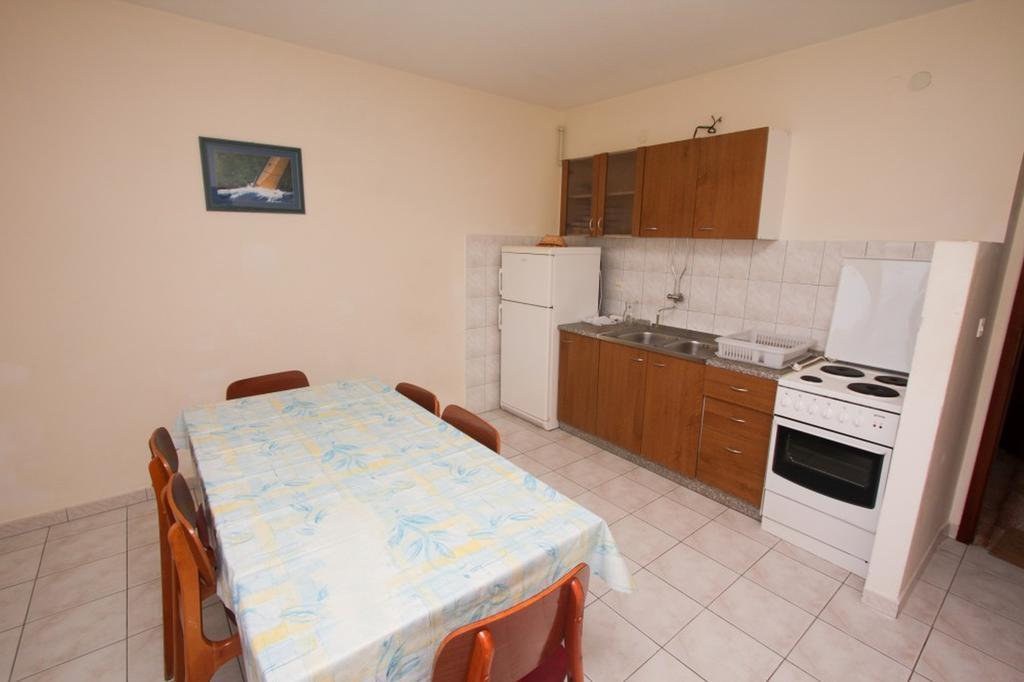 Apartments And Rooms Porto Ražanj Quarto foto