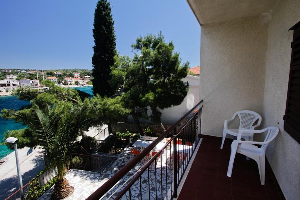 Apartments And Rooms Porto Ražanj Quarto foto