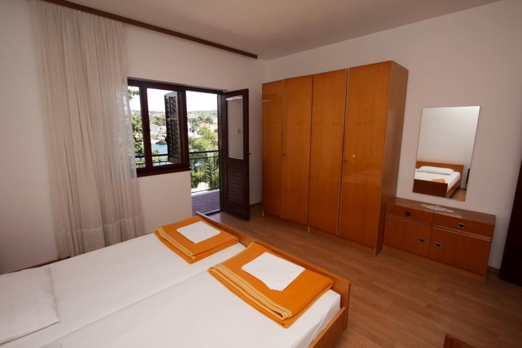 Apartments And Rooms Porto Ražanj Quarto foto