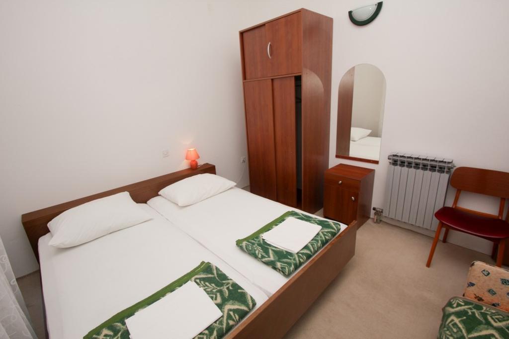 Apartments And Rooms Porto Ražanj Quarto foto
