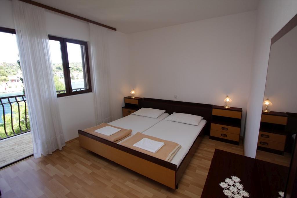Apartments And Rooms Porto Ražanj Quarto foto