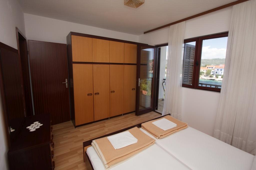 Apartments And Rooms Porto Ražanj Quarto foto