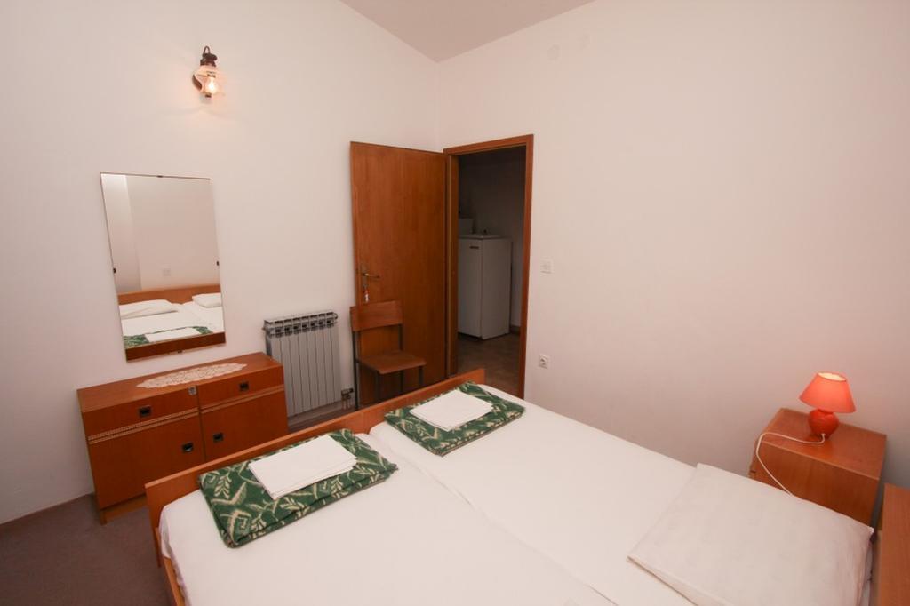 Apartments And Rooms Porto Ražanj Quarto foto