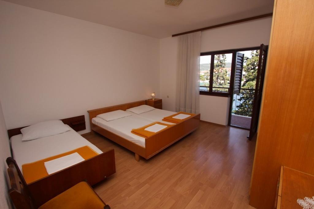 Apartments And Rooms Porto Ražanj Quarto foto