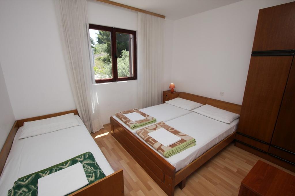 Apartments And Rooms Porto Ražanj Quarto foto
